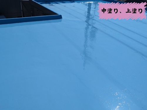 松本市のウレタン防水工事で中塗りと上塗りを行った様子