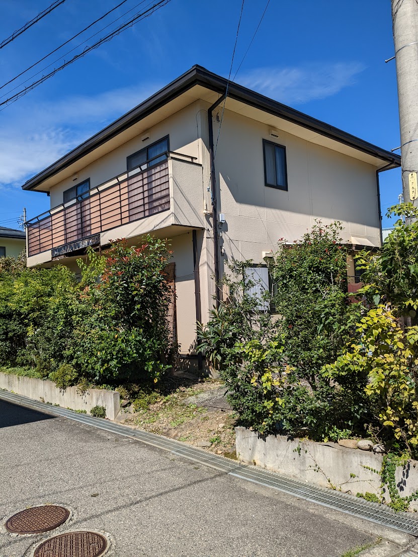 松本市D様邸 外壁・屋根塗装 施工前 全景｜色あせや劣化が見られる外観