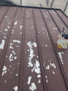 松本市A様邸 屋根 高圧洗浄作業中。汚れや古い塗膜を落として下地を整えている様子。