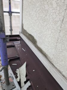 松本市A様邸 外壁補修完了後の写真。クラックがしっかり補修され、滑らかな下地に仕上がっている。