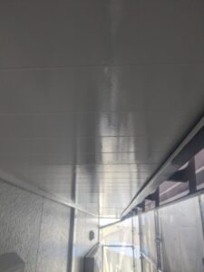 松本市A様邸 軒天塗装の完成写真。塗りムラのない美しいツヤで、丁寧な仕上がりが伝わる。