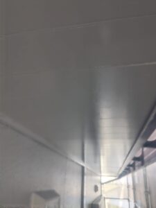 松本市A様邸 軒天塗装完了後の写真。白く清潔感のある仕上がりで、外観全体が明るく見える。