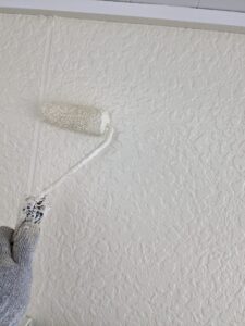 松本市A様邸 外壁上塗り最終工程。塗料のツヤが出始め、外壁全体に美しい光沢が生まれている。