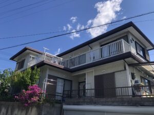 松本市A様邸 施工前 外壁全景。経年劣化による色あせや汚れが目立ち、全体がくすんだ印象。