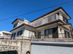 松本市A様邸 外壁塗装後の全景。明るいアイボリーホワイトとブラウンの組み合わせで上品な印象に。