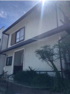 松本市A様邸 外壁塗装前の別角度。コーキングの劣化やひび割れが確認できる。