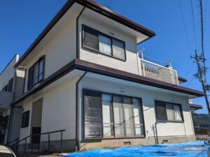 松本市A様邸 外壁塗装完了後の別角度。屋根と外壁の色調が調和し、落ち着きのある明るい仕上がり。