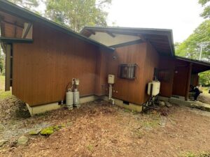 野市H様邸の外観全景｜木部の色あせと経年劣化が確認できる状態