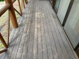 茅野市H様邸ウッドデッキの劣化状態｜紫外線による退色と摩耗