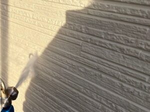 松本市K様邸 外壁の高圧洗浄作業中の様子|外壁塗装前の汚れ除去