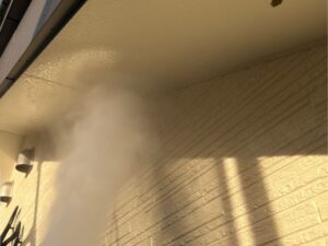 松本市K様邸 軒天部分の高圧洗浄作業|細部まで丁寧な下地処理