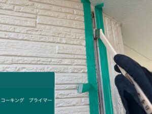 松本市K様邸 コーキング工事のプライマー塗布|密着性を高める下地処理